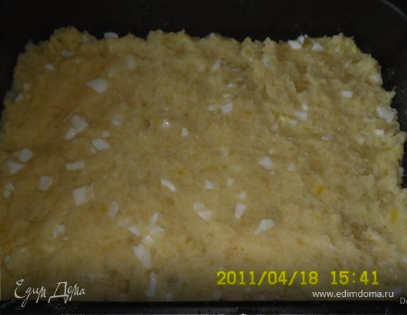 Очищенный картофель отварить в подсоленной воде и приготовить пюре с добавлением молока и рубленных вареных яиц.Обжарить лук и добавить к нему фарш, продолжая обжаривать практически до готовности.Добавить соль, перчик.
На противень, смазанный маслом,посыпанный панировочными сухарями, выложить слой картофельного пюре и разровнять его(я еще добавляла по маленькому кусочку сливочного масла поверху)

