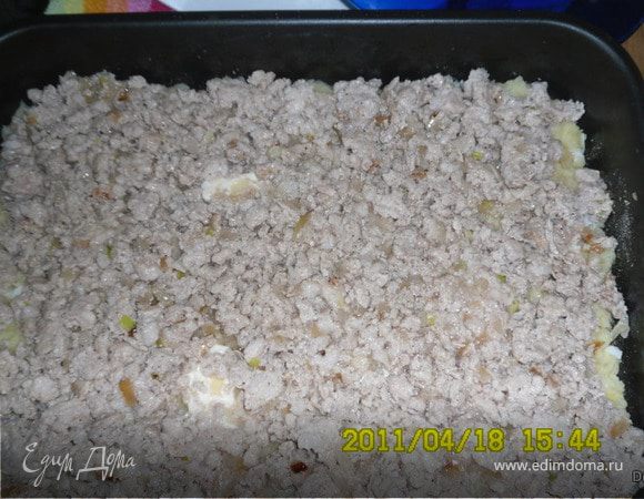 Выложить фарш с луком 