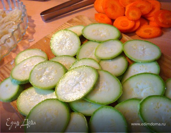 Морковку почистить и нарезать кольцами.Кабачок помыть и также нарезать кольцами-присолить и оставить на досточке.
Лук порезать кольцами и чуть пассеровать на раст.масле до мягкости. Помидор нарезать кружками. Все овощи стараемся резать не очень тонко,чтоб сохранили свою структуру при обработке.

