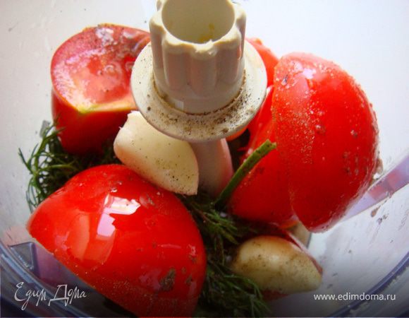 Готовим ароматную заправку. Два помидора, зелень,чеснок,соль,перчик,подсолнечное масло измельчить в пюре в блендере. Заливаем этой заправкой наш гратен и обильно присыпаем сухарями. Ставим в духовку на час. При этом через половину времени (или минут через 40) увеличиваем темп. до 230-240 гр.ц. Это необходимо для корочки "gratin".