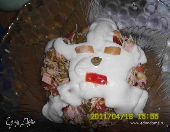 Отварите сосиски, нарежьте их кубиками. На средней терке натрите сыр, нарежьте лук (можно и его натереть). Далее — помидор, фасоль.