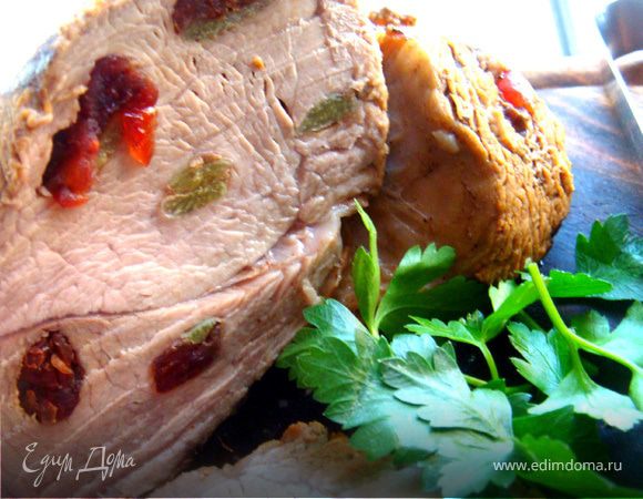 Перекладываем мясо в пакет и убираем в духовку на примерно 1ч.20 мин. При этом минут через 50 уменьшаем огонь до 180-170 гр.ц.
По приготовлении-достать мясо и дать ему отстояться-отдохнуть.
Подавать можно и в горящем и в холодном виде. Приятного аппетита!