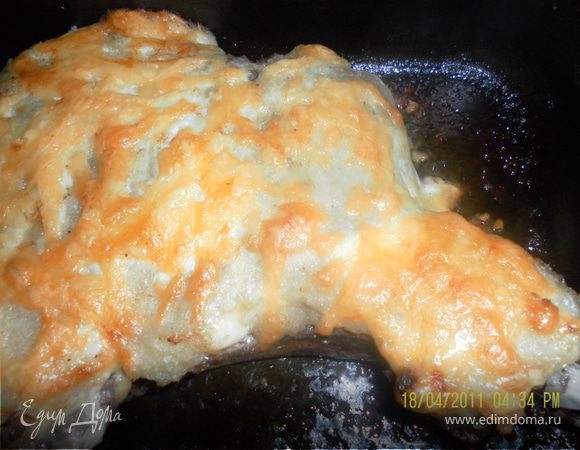 смазать майонезом , присыпать тертым сыром и в духовку,я наливала в форму где то 1/3 ст горячей воды,для мягкости и сочности мяса,запечь до хрустящей корочки,где то минут 40