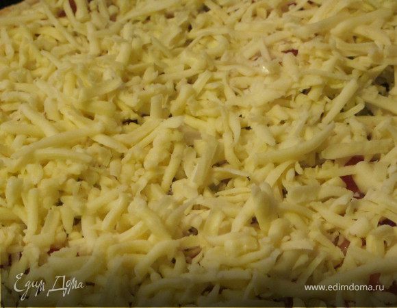 Выложить помидор, потом рыбу, следом оливки и зеленый лук, слегка присолить, засыпать тертым сыром и орегано.