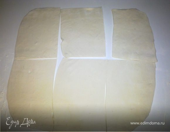 Раскатать на рабочей поверхности 250 гр и разделить на прямоугольники размером 8 на 10 приблизительно.