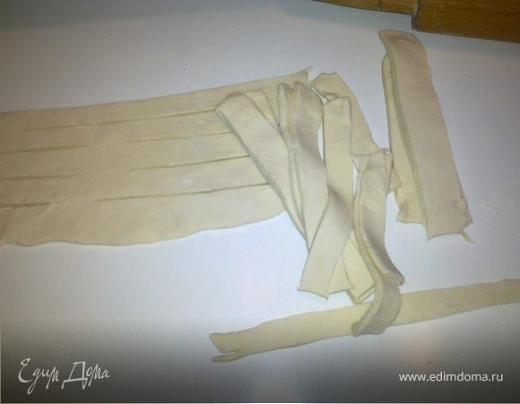 Из оставшегося теста вырезать полоски шириной по 1 см.