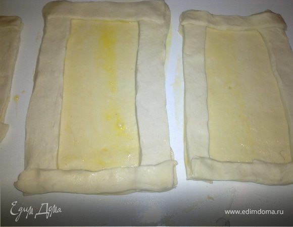 Сверху наложить полосочки из теста по краю прямоугольников и слегка придавить.