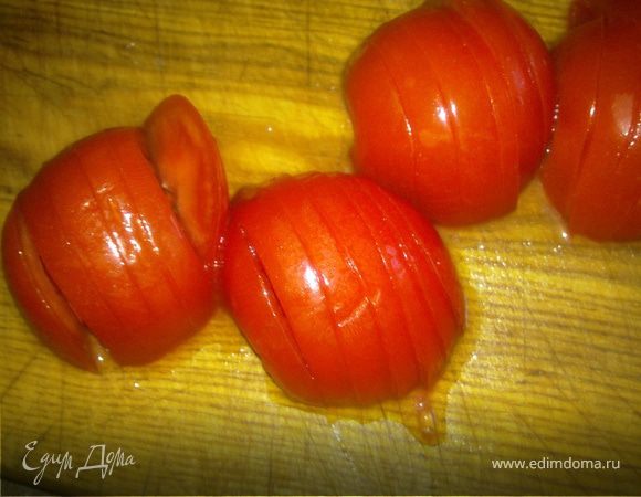 Помидоры нарезать полукольцами.
