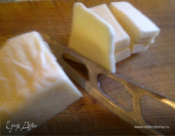 Моццареллу нарезать ножом для сыра пластинками.