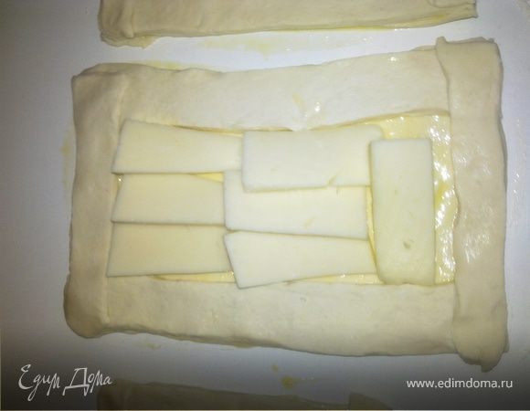 На прямоугольники выложить сыр моццарелла,не вылезая за полоски.