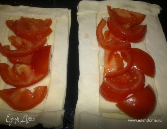 Затем сверху выложить помидоры.