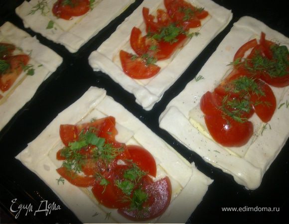 После этого присыпаем сухим орегано,молотым перцем,солью,взбрызгиваем оливковым маслом и уксусом "Бальзамико",сверху анрезаной зеленью.