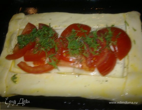 Смазываем желтком яйца наложеные бортики.Ставим в предварительно разогретую духовку до 225 градусов на нижний уровень на 20 минут.