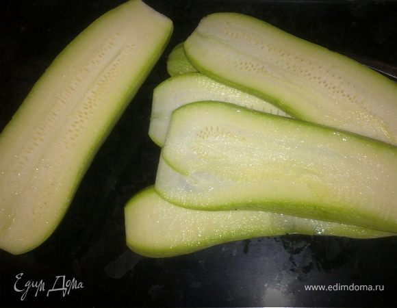 Пока лист стоит в духовке нарезаем плпстинками по длинне кабачок.