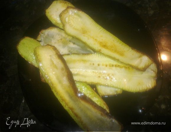 Раскаляем 1 ст.ложку оливкового масла и быстро обжариваем с двух сторон кабачок.