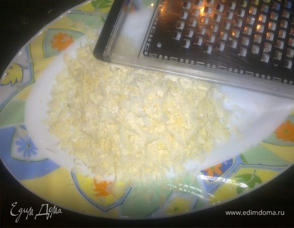 На терку для сыра натираем пармезан.