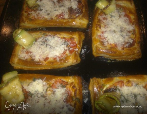 Выкладываем скрученый кабачок,присыпаем сыром и снова ставим в духовку на 5 минут.