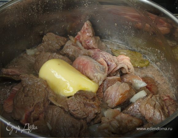 Переложить все в кастрюлю + лаврушка,
 душистый перец, 2 ст.л слив. масла и вода на 1\3 общегоо объема.Тушить на медленном огне1 час