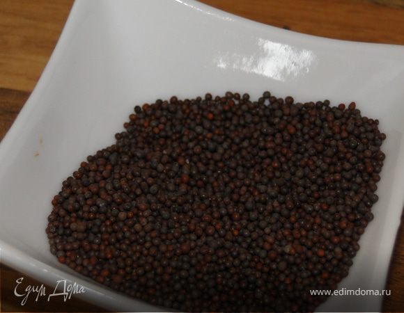 Вcыпать семена горчицы и тушить еще 50 минут.Все периодически помешивать, если надо- добавлять немного воды .Посолить, еще 10 минут и готово...