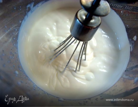 Взбить миксером сливки с сахарной пудрой. Они должны стать пышной, упругой шапкой…
