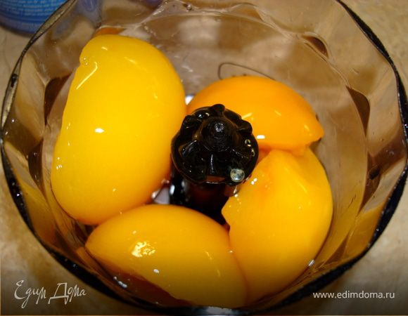 Персики  с 3-4 ст.ложками персикового компота измельчить в блендере до состояния пюре… Один-два персика оставить для украшения…