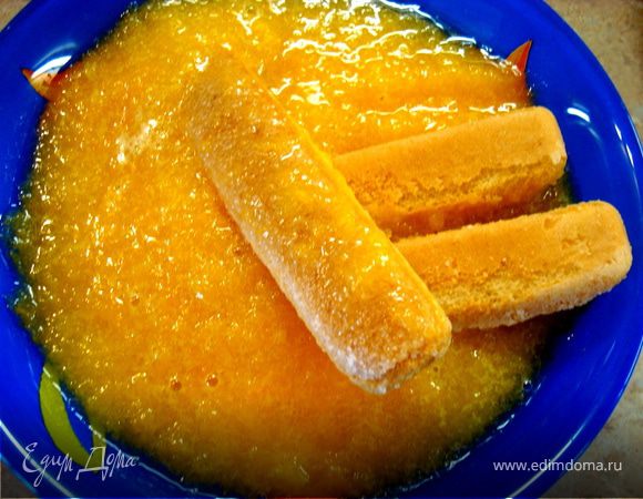 Каждую палочку савоярди поломать пополам, окунуть в персиковое пюре…