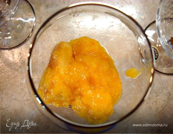 … и выложить на дно бокалов по четыре половинки в каждый… 