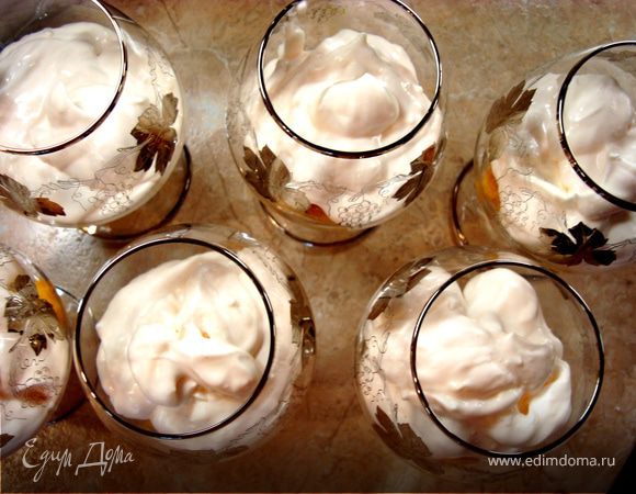 Сверху аккуратно, ложечкой положить наш крем…