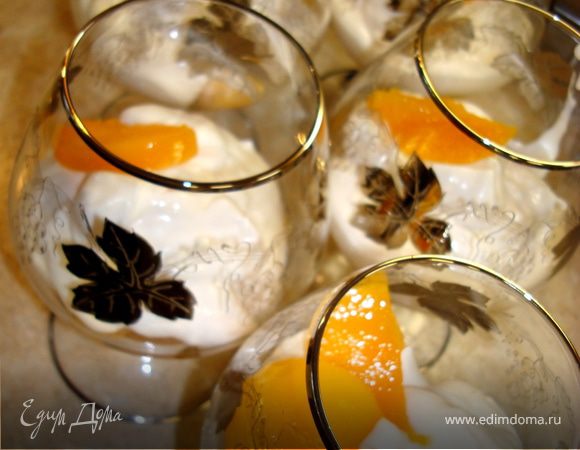 Оставшиеся для украшения персики порезать на тонкие ломтики и украсить наш десерт…