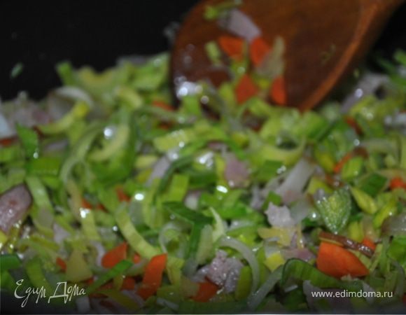 Убавить огонь до среднего, добавить лук-порей и жарить 4 минуты.