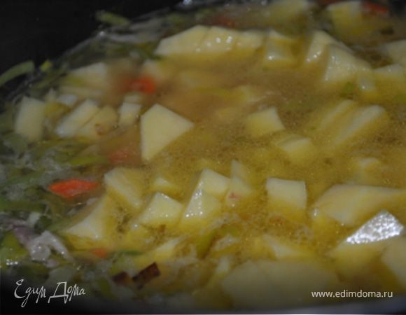 Залить литром кипящей воды, довести до кипения и варить на медленном огне 5 минут.
Добавить картофель. Открыть банку с крабовым мясом и жидкость влить в суп. Варить до готовности картофеля.