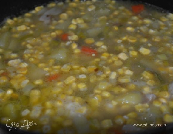 Добавить кукурузу, варить 5 минут.