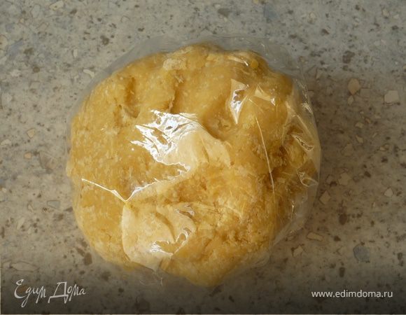 Готовим тесто. Для этого смешиваем муку, щепотку соли, масло и 1 яйцо до однородного состояния. Заворачиваем в пищевую пленку и кладем в холодильник на 30 минут.
