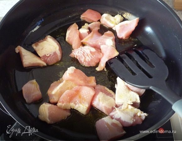 Тем временем филе индейки разрезаем на небольшие кусочки, солим и перчим. Обжариваем в оливковом масле минут 6-8. Разогреваем духовку до 175°C.