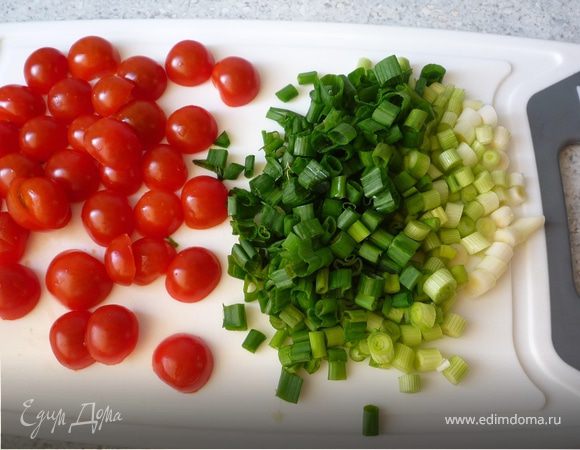 Лук почистить, помыть и нарезать кольцами. Помидоры помыть и разрезать напополам.