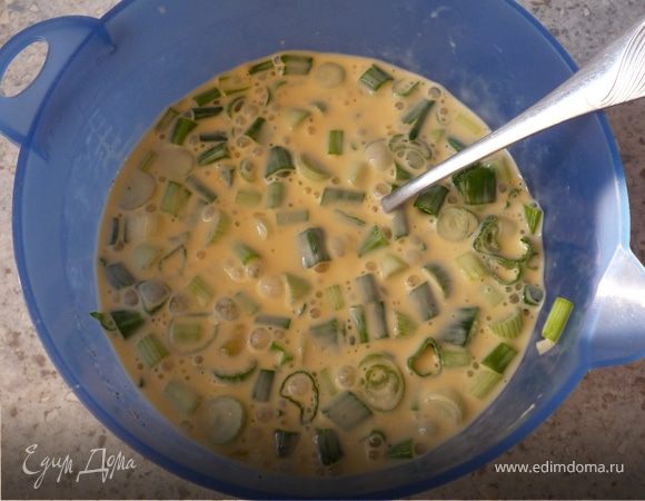 Сливки, 4 яйца, рубленый зеленый лук перемешать, посолить, поперчить.