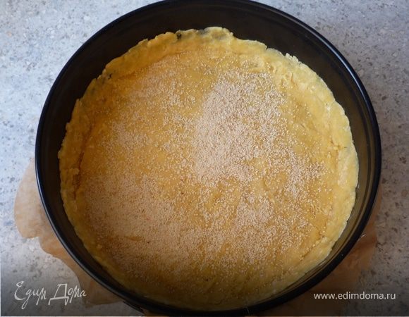 Выложить тесто в форму для киша (у меня простая разъемная 24см, на дно кладем бумагу для запекания), сформировать бортик. Посыпать панировочными сухарями.
