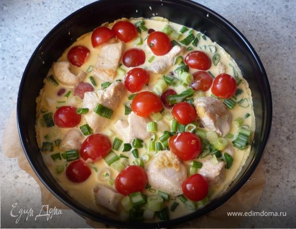 Выложить томаты и индейку, залить сливочно-яйчной массой. Выпекать 40 минут на средней полке в духовке до золотисто-коричневого цвета.