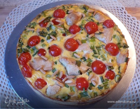 Кедровые орешки без масла подрумянить на сковородке. Достать киш из духовки и посыпать орешками. Приятного аппетита!