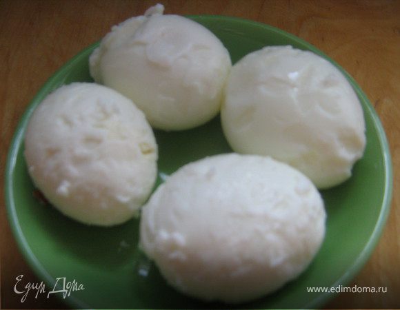 Яйца отварить в смятку,обдать холодной водой и аккуратно очистить