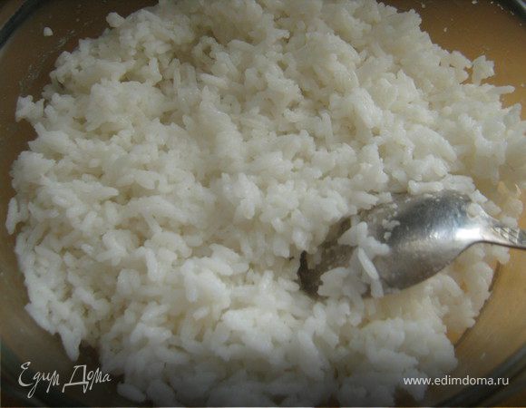 Рис промыть и отварить до готовности.