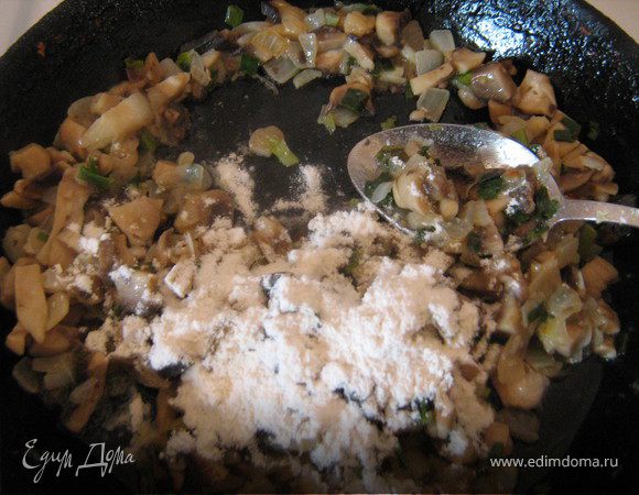 добавить нарезанные ломтиками грибы,жарить 5-7 мин.помешивая,затем добавить ложку муки, и обжарить минуту