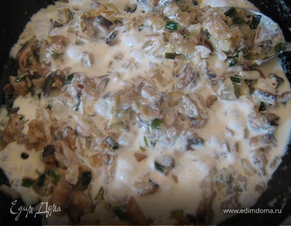 влить сливки,посолить,поперчить,хорошо перемешать,довести до кипения и сразу снять с огня.