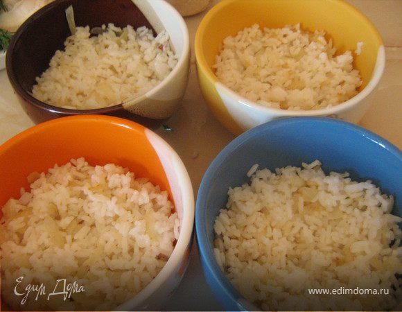 В другой сковороде обжарить оставшийся лук в раст.масле,добавить рис,перемешать,снять с огня.
По 4 порционным формочкам разложить обжаренный с луком рис,