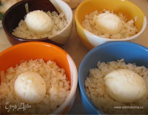 в центр каждой формочки поместить яйцо