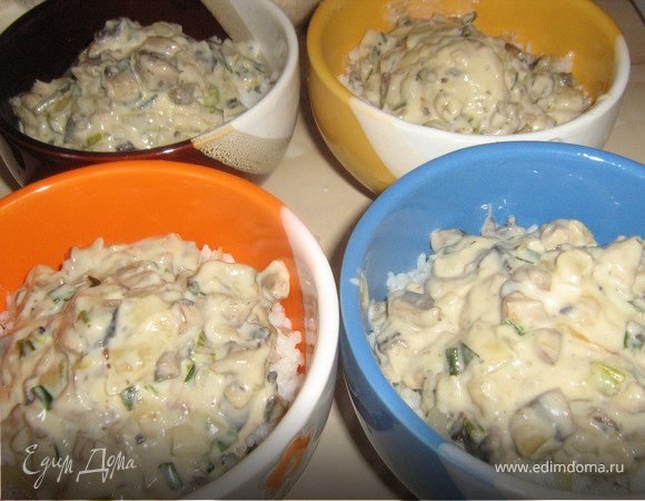 сверху выложить грибной соус.