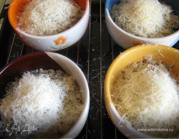 Присыпать яйца в соусе тёртым пармезаном и запечь в духовке 5 минут