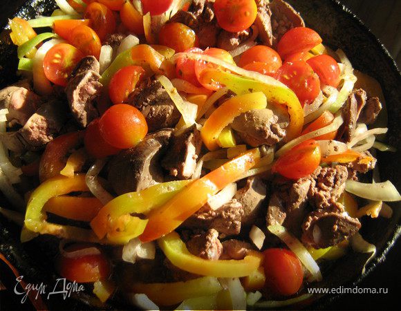 Куриную печень очистить от прожилок,вымыть,замариновать печень в соевом соусе,лимонном соке и сахаре,поставить мариноваться в холодильник на 15-20 минут.Пока печень маринуется займёмся овощами.
Лук очистить и нарезать тонкими полукольцами,перец очистить от плодоножки и семян,нарезать тонкими полосками,помидоры "черри" вымыть,разрезать пополам.
В сковороде хорошо разогреть раст.масло.обжарить маринованную печень 2-3 минуты,добавить лук,перец и помидоры,тушить помешивая на небольшом огне минут 15,за 5 минут до готовности посолить по вкусу.Подавать с гарниром или как самостоятельное блюдо на салатном листике