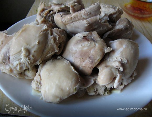 Для начала поставим вариться куриный бульон. Возьмем для этой цели кастрюлю литра 2.5-3, положим в нее бедрышки и зальем водой так, чтобы она на два сантиметра покрывала бедрышки. Я  при варке бульона обязательно сливаю после закипания первую воду  и промываю бедрышки под водой. Поэтому мой бульон всегда получается прозрачным и ароматным. Заливаем промытые бедрышки водой второй раз и варим после закипания около 40-50 минут. В середине процесса добавляем соль, зелень для супа и перец-горошком. Как только бульон сварится, достанем ножки на тарелку для остывания.