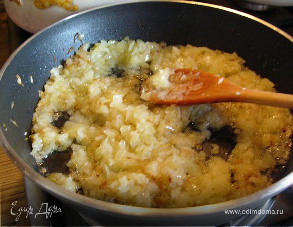 Пока варится бульон  мелко порежем и обжарим до золотистости репчатый лук на смеси растительного и топленого масел. Честно говоря, можно лук и не обжаривать, да и вообще можно не класть, но по-моему, так получается вкуснее.